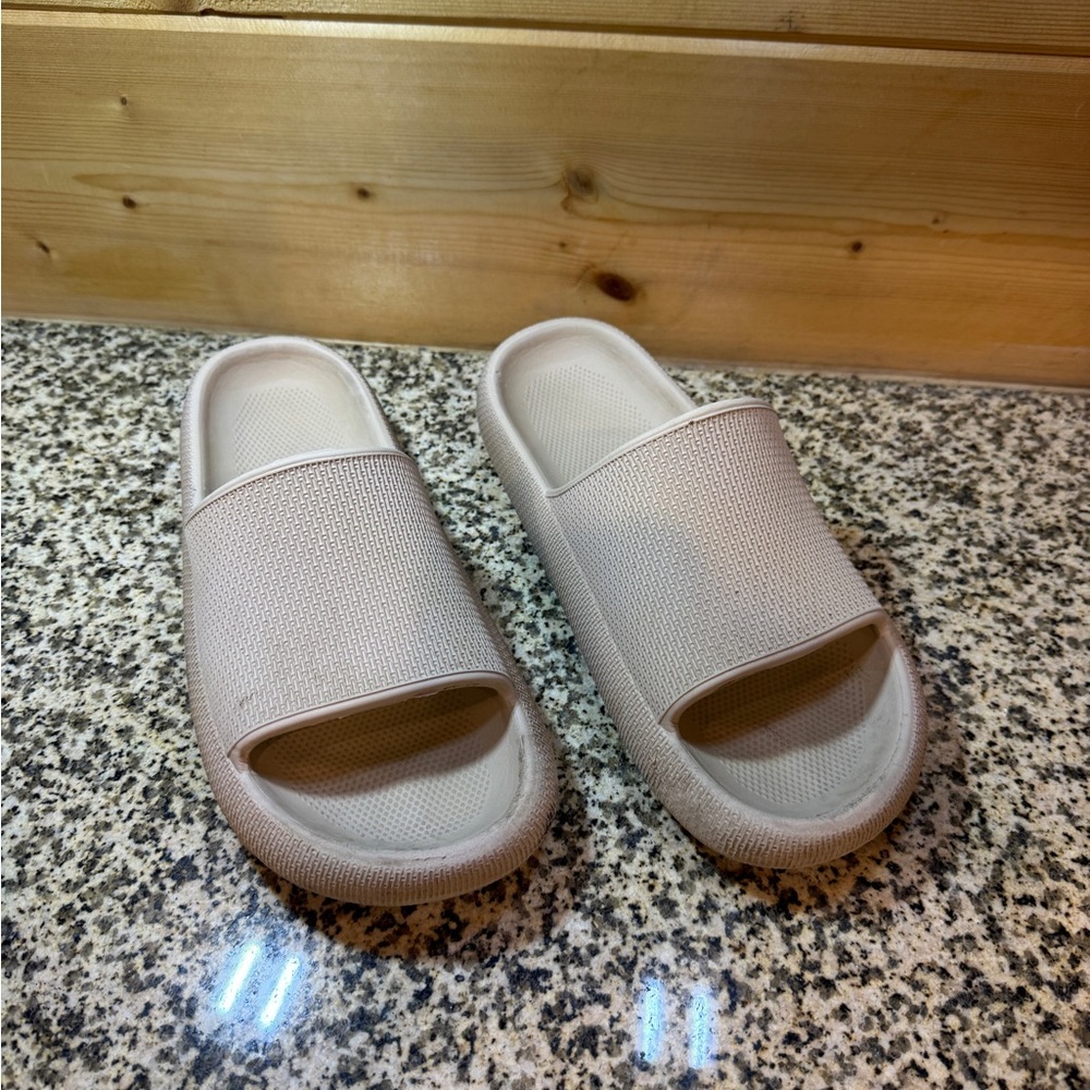 Beige Women‎ Size 9 Slide Sandals